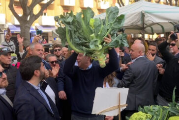 Conte alza al cielo un cavolfiore: "Ecco la nostra coppa del mondo"