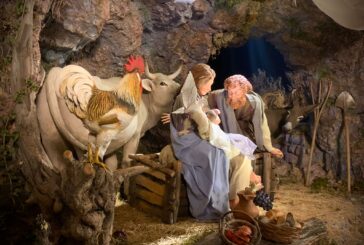 Il cardinale Lojudice visita i presepi di Sarteano
