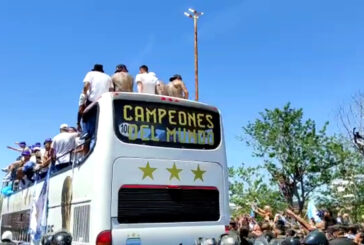 Tifosi argentini in delirio al passaggio del pullman della Seleccion