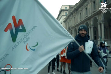 A Milano sfilano le bandiere olimpiche di Parigi e Milano-Cortina