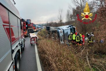 Camion si rovescia fuori strada a Siena