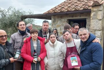 Castelnuovo: bottiglie del progetto “Olio Comune” a scuole, RSA e ‘Orto Felice’