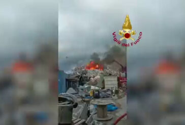Violento incendio in una discarica di rifiuti urbani a Modugno