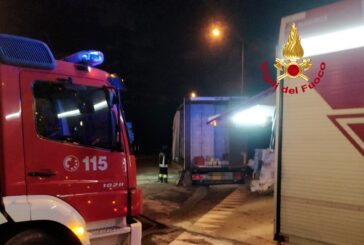 Intervento dei Vigili del fuoco per un rimorchio in fiamme