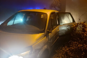 Non si fermano all’alt sull’A1 e abbattono la barriera del casello