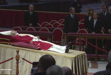 L'omaggio di Giorgia Meloni a Benedetto XVI, le immagini