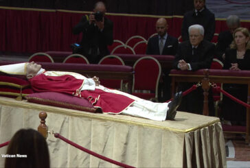 L'omaggio di Sergio Mattarella a Benedetto XVI, le immagini