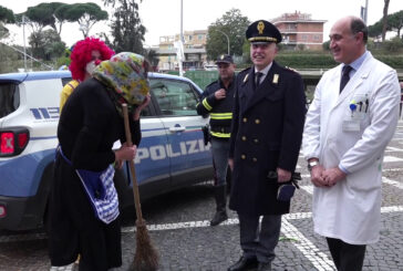 Poliziotta "befana" per i bambini del Policlinico Gemelli di Roma