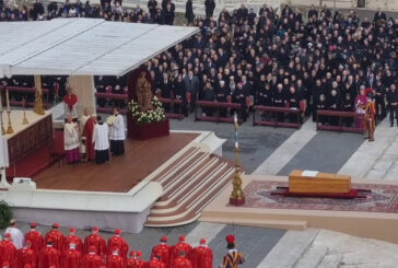 Funerali Benedetto XVI, il coro dei fedeli: "Santo subito"