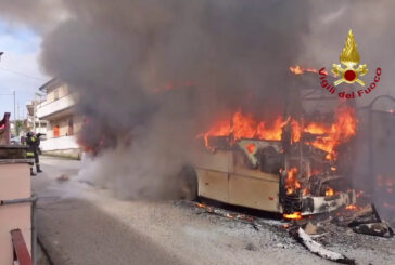 Paura per bus in fiamme ad Avellino, illesi i passeggeri