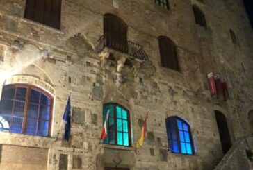 San Gimignano: finestre blu al Comune per dire “Stop alle bombe sui civili”