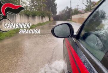 Siracusa, strade allagate e mareggiata a Ortigia
