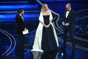 Sanremo al via con Mattarella, Benigni, Ferragni. Blanco distrugge fiori