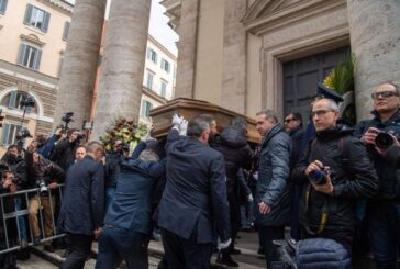 A Roma l'ultimo commosso saluto a Maurizio Costanzo