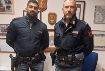 La Polizia denuncia un uomo in possesso di due coltelli