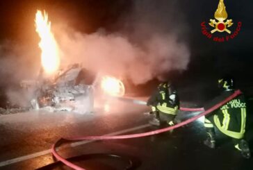 Intervento dei Vigili del fuoco per un’auto in fiamme