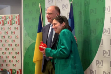 Pd, per il passaggio di consegne Letta regala a Schlein un melograno