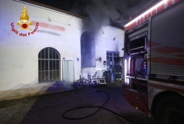 Incendio a Colle in un’attività commerciale: Vigili del fuoco al lavoro