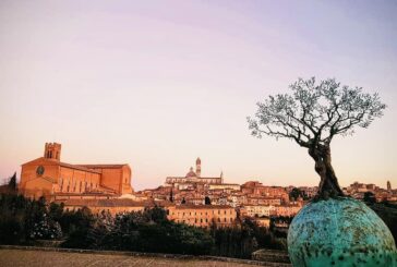 Roggi dona a Siena “L’Amore salva il mondo”