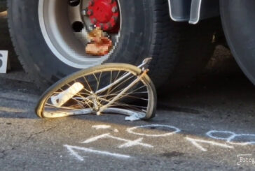 Donna in bicicletta muore a Milano travolta da un tir, le immagini