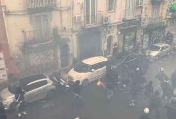 Scontri a Napoli con i tifosi dell'Eintracht, in fiamme auto polizia