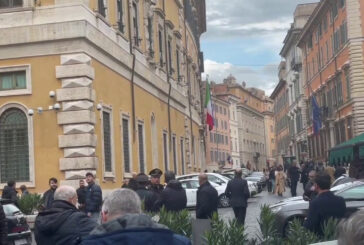 È morto il senatore Astorre, bandiere a mezz'asta e colleghi commossi