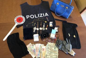 Restituiti dalla Polizia al proprietario i gioielli rubati