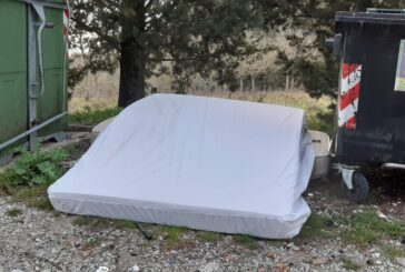 Gaiole: doppia multa per l’abbandono di materassi in una piazzola