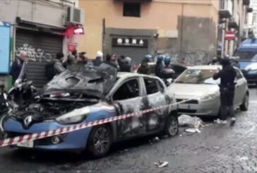 Sampietrini contro bus con tifosi Eintracht a Napoli, le immagini