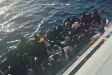 Barchino migranti affonda a Lampedusa, le immagini del salvataggio