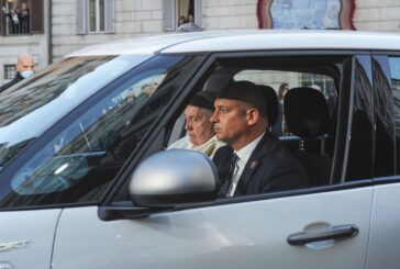 Papa Francesco dimesso dall'ospedale Gemelli "Sono ancora vivo"