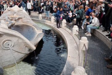 Ultima Generazione imbratta la Barcaccia del Bernini a Roma, Sangiuliano "Ora basta"