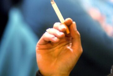Il 16% dei 13-15enni fuma regolarmente, in maggioranza ragazze
