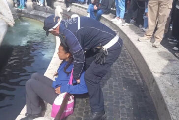 Clima, blitz degli attivisti a Roma. Liquido nero nella Barcaccia