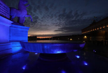 Quirinale, fontana dei Dioscuri illuminata di blu per giornata autismo