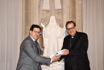 Il questore Milone dona due ampolle di olio di Capaci al cardinale Lojudice