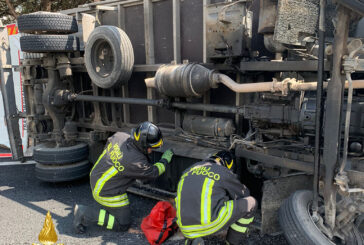 A1: mezzo per il trasporto di cavalli si rovescia dopo un incidente