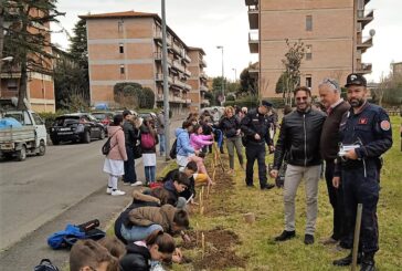 Un albero per il futuro, trentatre arbusti piantati dagli alunni in via della Ferrovia