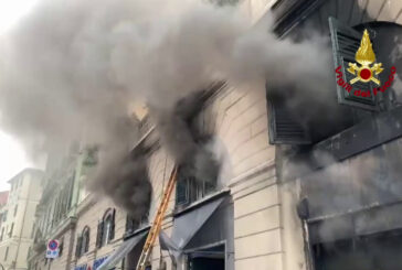 Densa nuvola di fumo per un incendio in un negozio a Genova