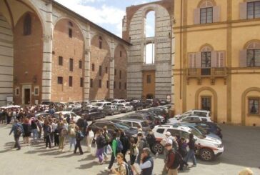 Piazza Duomo invasa dalle auto in sosta