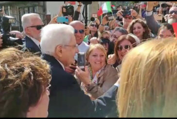 Fuoriprogramma "rosanero" per Mattarella, firma sciarpa a tifosa