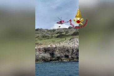 Uomo infortunato sugli scogli nel Salento, le immagini dei soccorsi