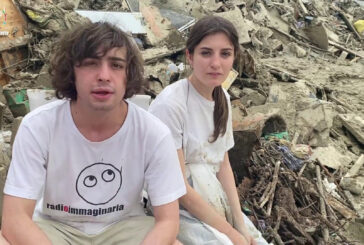 Gli adolescenti spalano il fango nelle terre alluvionate