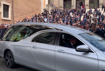 L'ultimo saluto al senatore Augello, Meloni si commuove