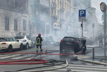 Esplosione in centro a Milano, coinvolte diverse auto e un appartamento