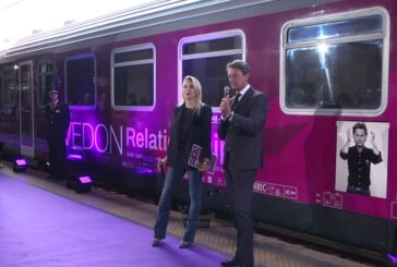 Fs, partito da Roma l'Intercity con gli scatti di Richard Avedon