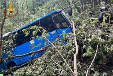 Scuolabus esce fuori strada a Pontremoli, due feriti gravi