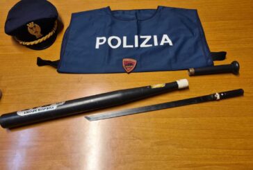 Straniero con mazza da baseball che celava una katana denunciato dalla Polizia