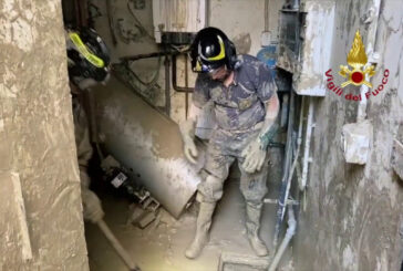 Alluvione in Romagna, corsa per liberare le case dal fango