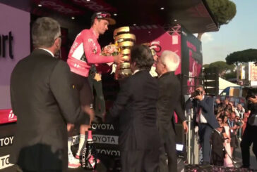 Giro d'Italia, il Presidente Mattarella consegna il Trofeo a Roglic